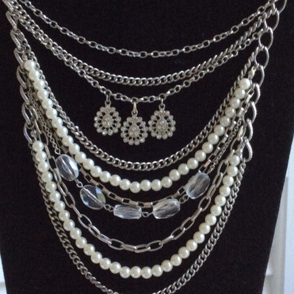 Fashion Jewelry Jewelry - Fashion Jewelry Necklace w/Pearls & Rhinestones. Pretty.